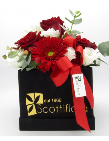 Scatola Quadrata con Rose Rosse e Fiori  Bianchi