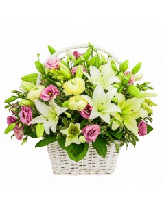Cesto di Rose e Fiori Stagionali dai Colori Chiari