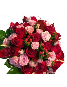 Mazzo d'anìmore con rose rosse e rosa