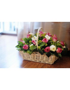 Cesto  con rose rosa e fiori bianchi di stagione con verde decorativo